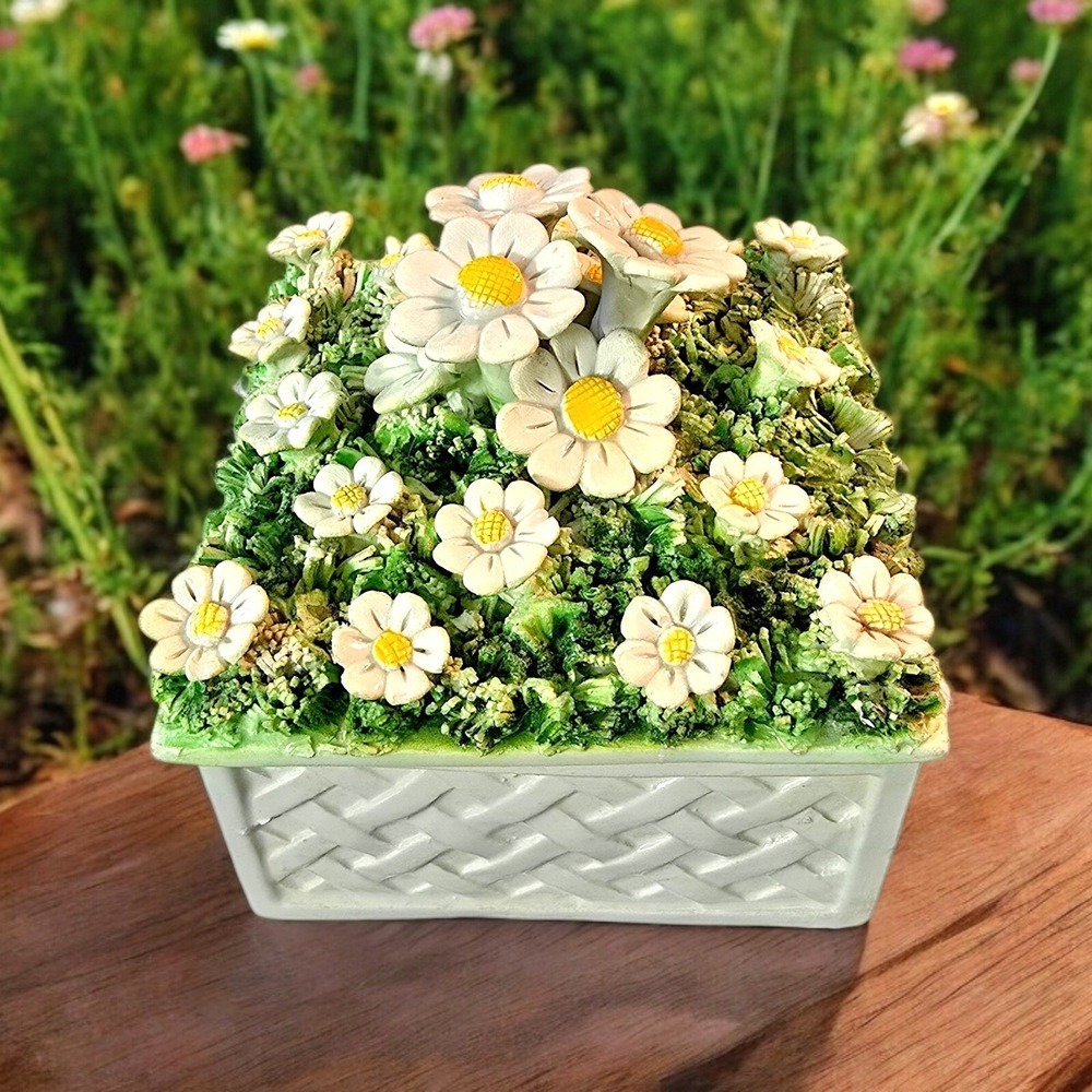Vintage 1960s Italy Bassano Italian Porcelain Flower Spaghetti Grass Vanity Box